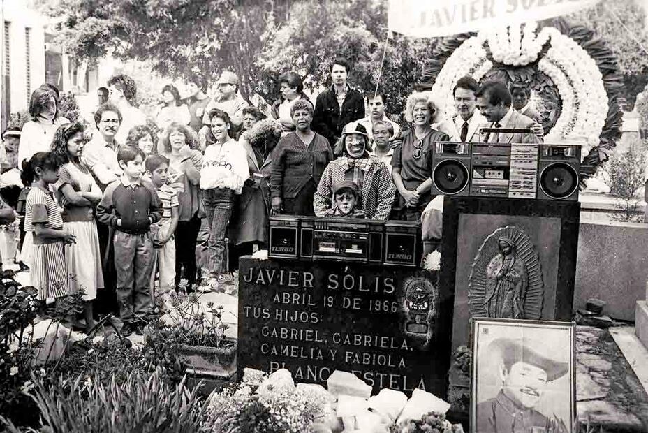 La tumba donde descansan los restos de Javier Solís se encuentra en el “Panteón Jardín” ubicado entre los barrios de San Ángel y el Olivar de los Padres, en la alcaldía Álvaro Obregón, en la cripta se pueden leer los nombres de sus hijos y su segunda esposa Blanca Estela. Payasos lo acompañaron y recordaron luego de su fallecimiento por la canción "Payaso" que él hizo famosa. Foto: Archivo EL UNIVERSAL.