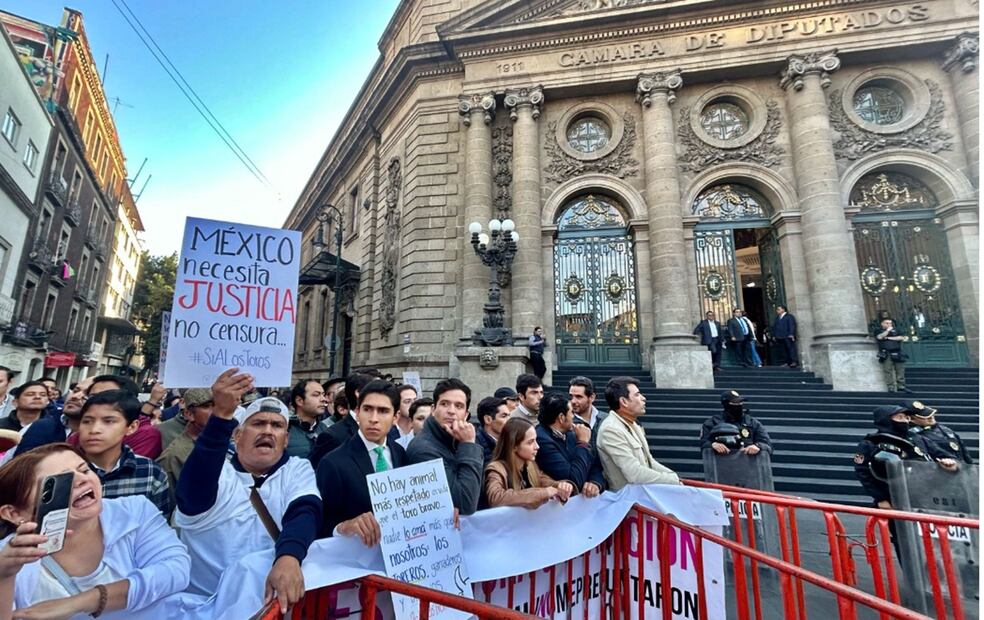 Colectivos a favor de la tauromaquia se manifiestan afuera del Congreso de la CDMX contra la prohibición de corrida de toros. Foto: Yaretzy M. Osnaya/EL UNIVERSAL