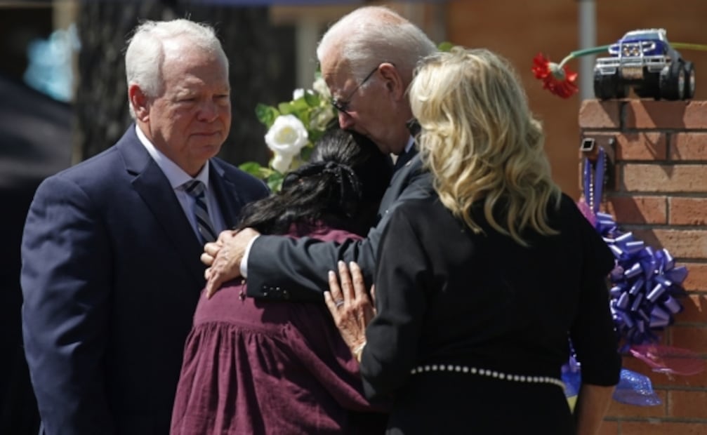 Joe Biden y su esposa visitan a familiares de las víctimas del tiroteo de Uvalde en Texas