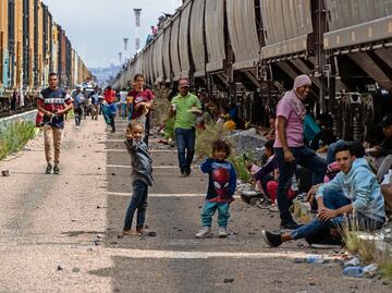 Paran trenes y migrantes quedan en zona de riesgo