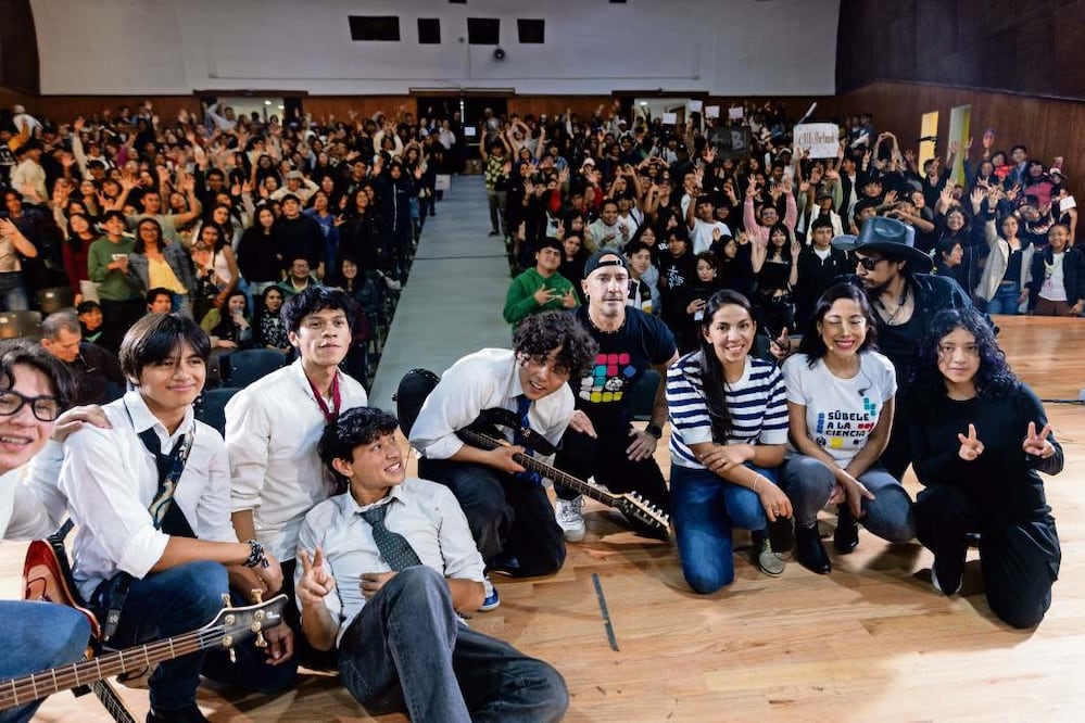 En cada emisión del programa Súbele a la Ciencia participan estudiantes tocando música con sus propias bandas de rock. Crédito: Hugo Salvador / El Universal