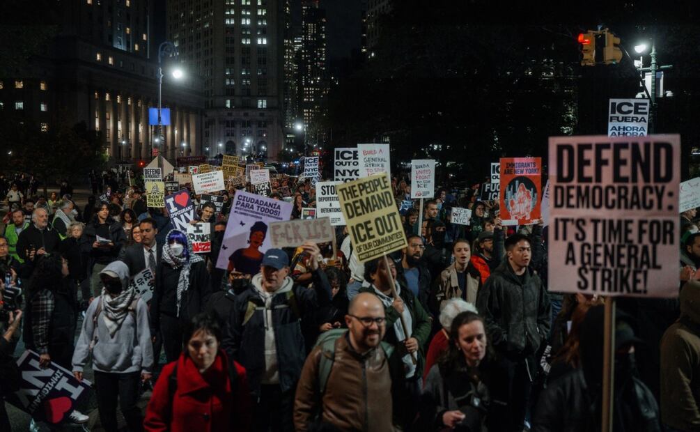 La gente protesta contra la presencia de agentes del Servicio de Inmigración y Control de Aduanas de Estados Unidos (ICE) y otros agentes federales que llevan a cabo detenciones en Foley Square, Nueva York, Estados Unidos, el 22 de octubre de 2025 (publicado el 23 de octubre de 2025). Se vio a los agentes realizando redadas en Canal Street, Nueva York, el 21 de octubre. Foto: EFE/ OLGA FEDOROVA