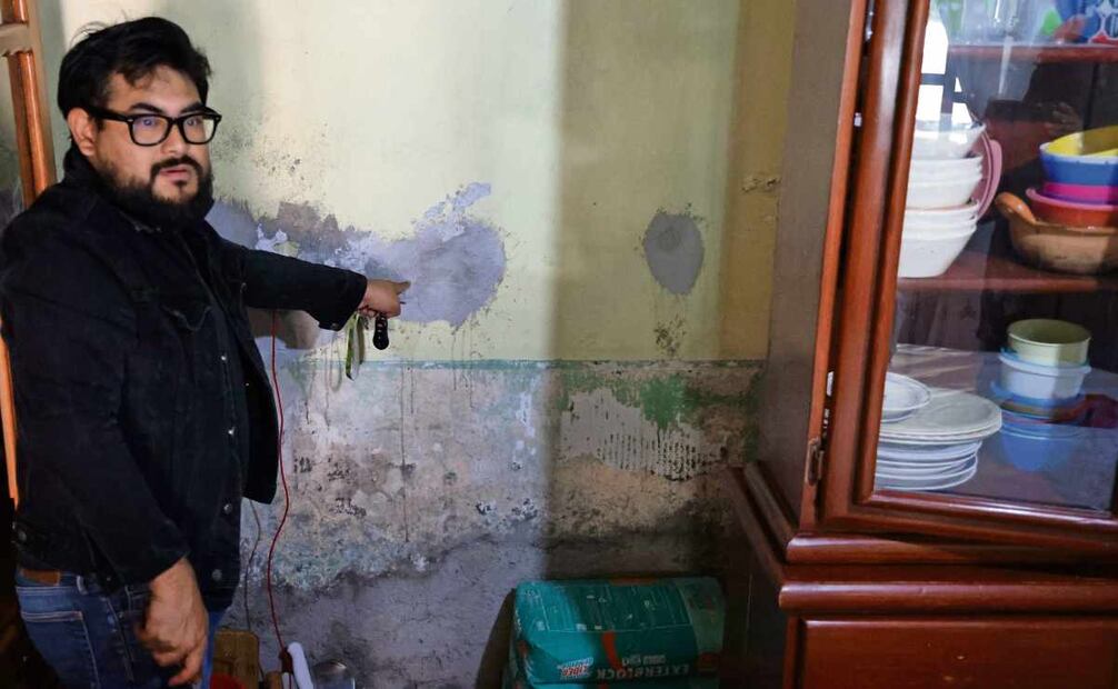 Octavio Mendoza compró material
para arreglar su casa ubicada en la
calle de Zapotecas, en la colonia
Culturas de México, pero ha sido
inútil porque la humedad existente
no permite que se adhiera 20 DE enero. Foto: Luis Camacho / EL UNIVERSAL