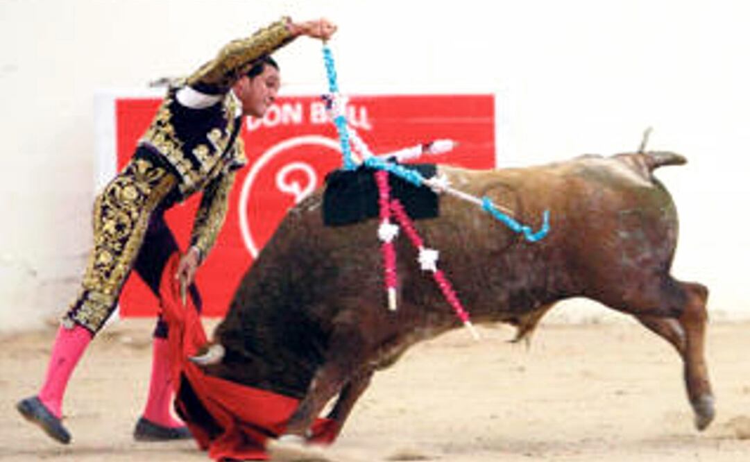 El torero mexicano Alfredo Ríos con banderillas con velcro en un espectáculo en Las Vegas, EU (Foto: EFE/Archivo)