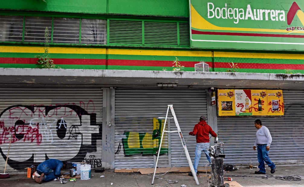 Comercios del primer cuadro del Centro Histórico permanecieron cerrados tras los daños sufridos durante la manifestación del 2 de octubre. De acuerdo con el Consejo para el Desarrollo del Comercio en Pequeño (ConComercioPequeño SC), entre 25 y 30 establecimientos fueron saqueados y vandalizados. Foto: Hugo Salvador / EL UNIVERSAL