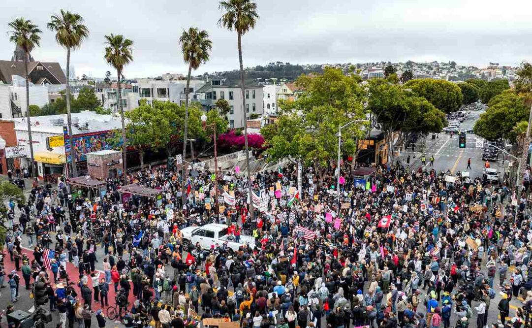 Manifestantes protestan contra las redadas de agentes del Servicio de Inmigración y Control de Aduanas, el martes 10 de junio de 2025, en San Francisco. (10/06/25) Foto: AP