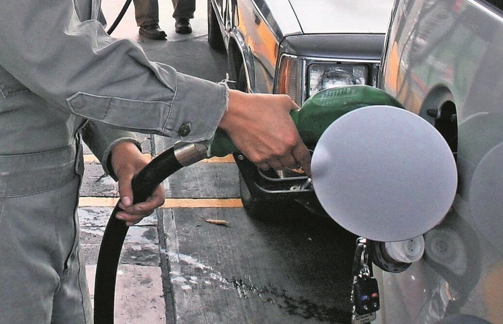 La Comisión Reguladora de Energía precisó que en las 83 regiones del país el costo máximo de la gasolina Magna será de 16.53 pesos y el de la Premium 18.29 por litro. Foto: Archivo/EL UNIVERSAL