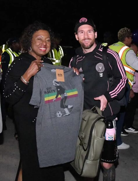 Olivia Grange, ministra de Deportes y Cultura de Jamaica le entrega una playera a Lionel Messi / Foto: Especiales