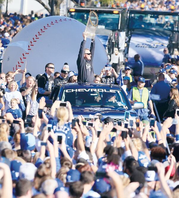 El público estalló de júbilo por el gallardete de su equipo (ORLIN WAGNER. AP)