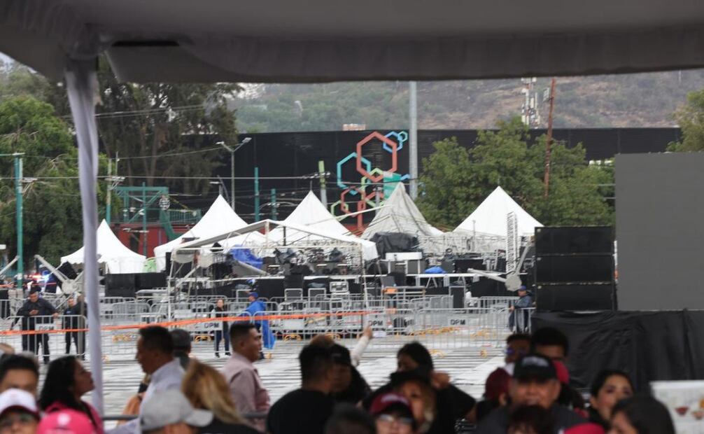 Cae la estructura del escenario donde se realizaría evento del día de las madres en la plaza de la alcaldía GAM (08/05/2025). Foto: Valente Rosas / EL UNIVERSAL