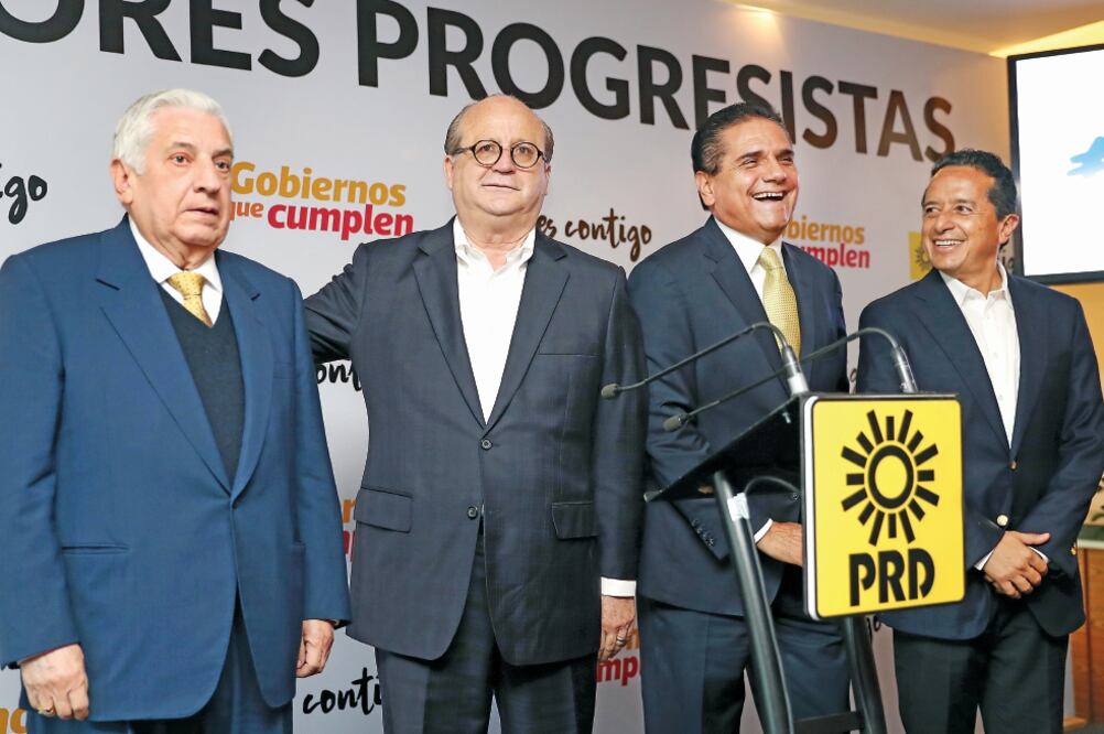 Arturo Núñez, Graco Ramírez y Silvano Aureoles trabajaron en un documento para definir temas internos del PRD. Los acompañó Carlos Joaquín González. (FOTO: LUCÍA GODÍNEZ. EL UNIVERSAL)
