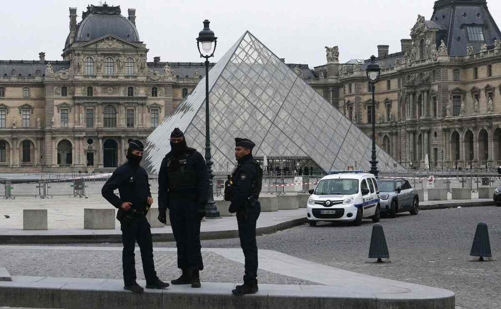 Agentes de la policía francesa frente al Museo del Louvre tras un robo en París el 19 de octubre de 2025. Foto: AFP