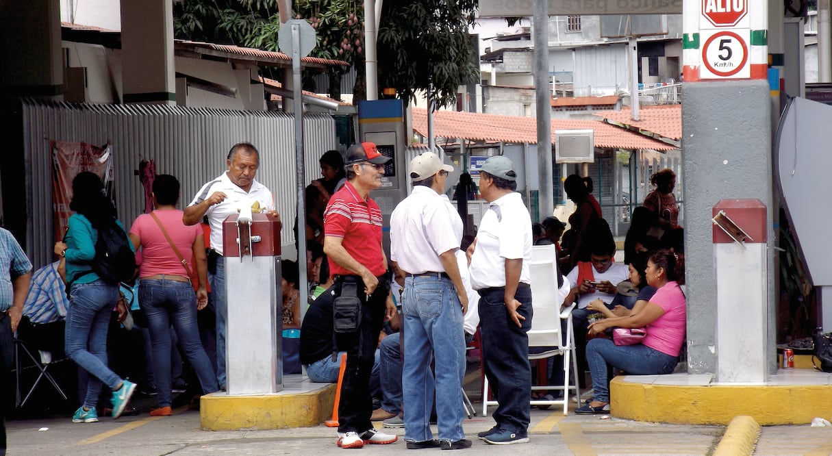 Transmigrantes tuvieron que presionar a maestros disidentes y simpatizantes; cuando se rotaban las guardias del bloqueo fronterizo, guatemaltecos y otros centroamericanos los rodearon e impidieron su salida hasta llegar a una negociación (MARIO CASTILLO)