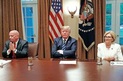 Tras lluvia de críticas, Trump se retracta