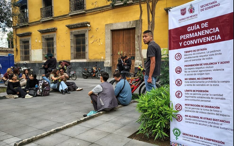 En la Plaza de la Concepción se encuentra desde el lunes una de las zonas acordadas con el Gobierno de la CDMX para el consumo lúdico de la marihuana, el 6 de agosto de 2025. Foto: Luis Camacho/EL UNIVERSAL