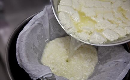 ¿Qué es el caseinato y cómo se usa en la elaboración de quesos?