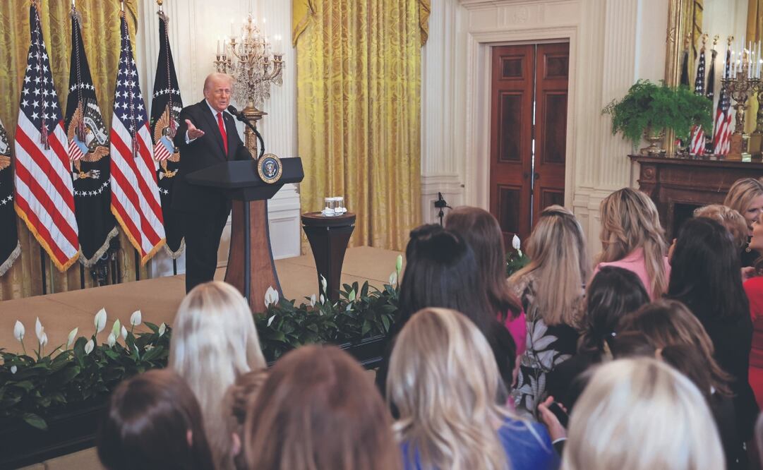 El presidente de Estados Unidos, Donald Trump, ayer en un evento por el Mes de la Historia de la Mujer en la Sala Este de la Casa Blanca en Washington. Foto: de FRANCIS CHUNG. EFE