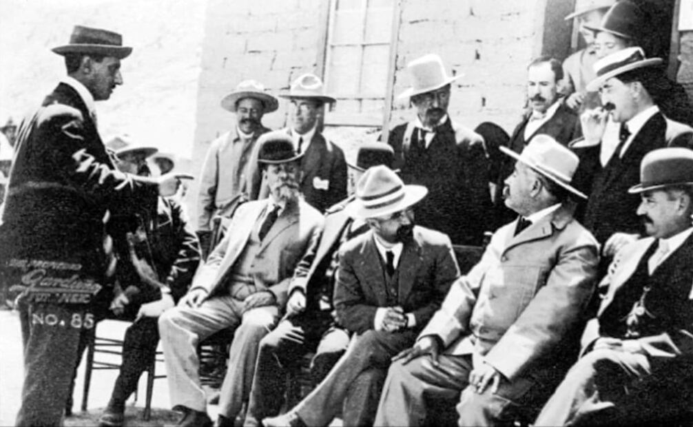 Personajes de la Revolución Mexicana como: Los Madero, Francisco Villa, Vázquez Gómez, Abraham González, José Maytorena, entre otros, detrás se observa la famosa fachada de la Casa de Adobe original en Ciudad Juárez.  Imagen tomada de la Fototeca Nacional INAH