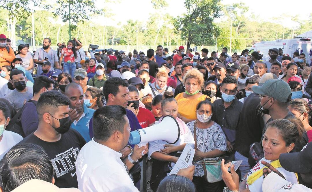 Cientos de migrantes protestaron ayer en Tapachula, Chiapas, para exigir al INM que agilice los trámites. Foto: Especial.