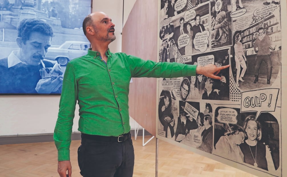 Álvaro Santana-Acuña, durante el montaje de la exposición. Foto: de  Carlos Ortega. EFE