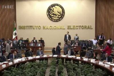 Asesores de Lorenzo Córdova ganan hasta 200 mil pesos