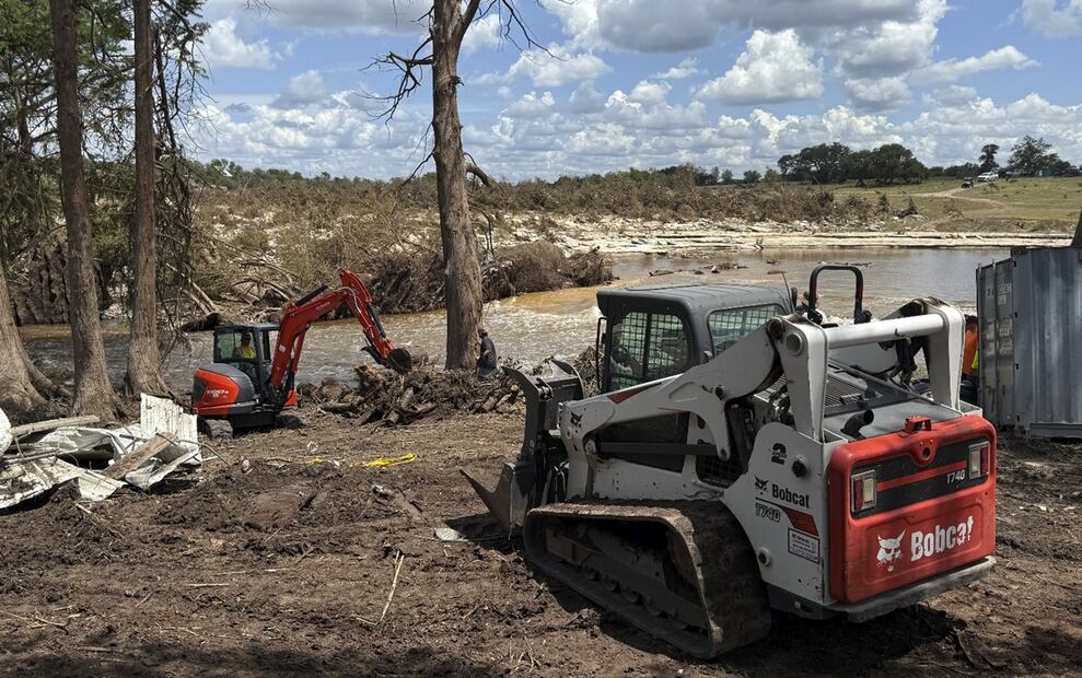 Maquinaria retira escombros en las zonas afectadas por las inundaciones en Kerrville, Estados Unidos, el jueves 10 de julio de 2025. Foto: EFE