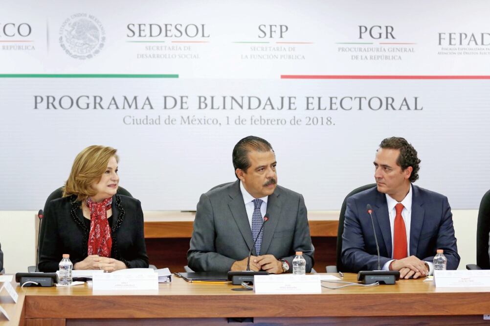 Titulares de las dependencias encargadas de blindar programas sociales acudieron a la firma del convenio en las instalaciones de la Sedesol. Foto: SEDESOL