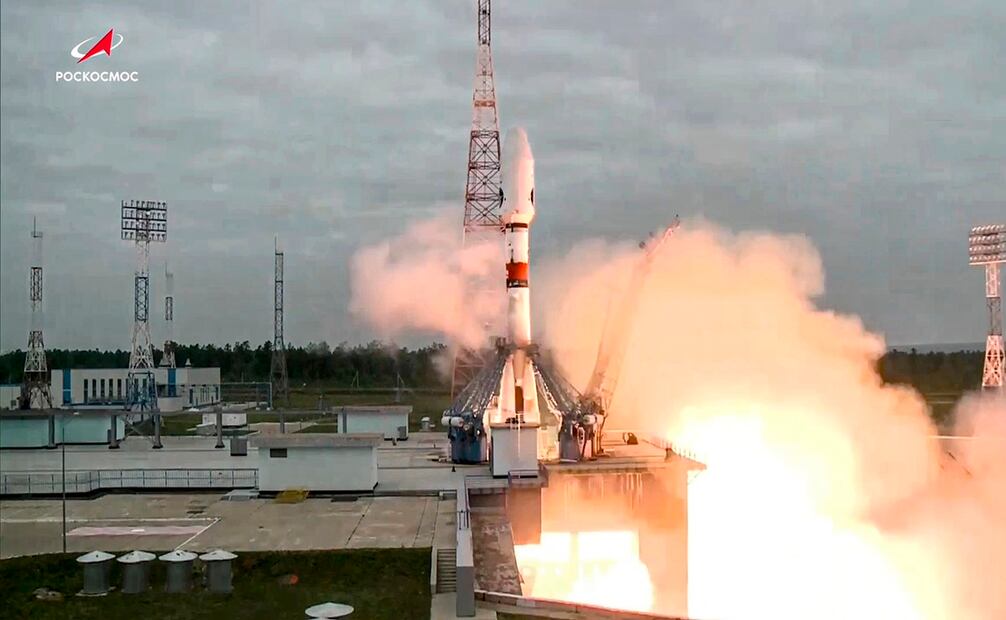 El cohete Soyuz-2.1b, con la estación automática de aterrizaje lunar Luna-25, despega de una plataforma de lanzamiento en el Cosmódromo de Vostochny en el Lejano Oriente de Rusia. Foto: AP