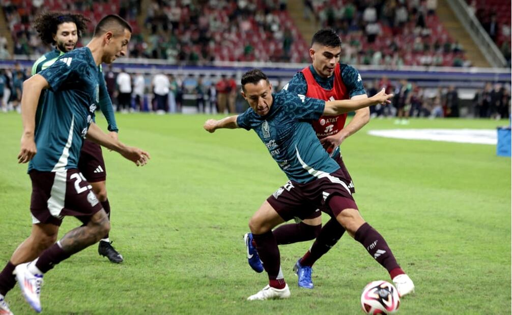 "El Principito" dejó su gafete de capitán a Edson Álvarez, recibió aplausos y abrazos de sus compañeros y se fue a la banca, donde ya lo esperaba Luis Romo para ingresar en su lugar. Foto: Carlos Mejía/EL UNIVERSAL