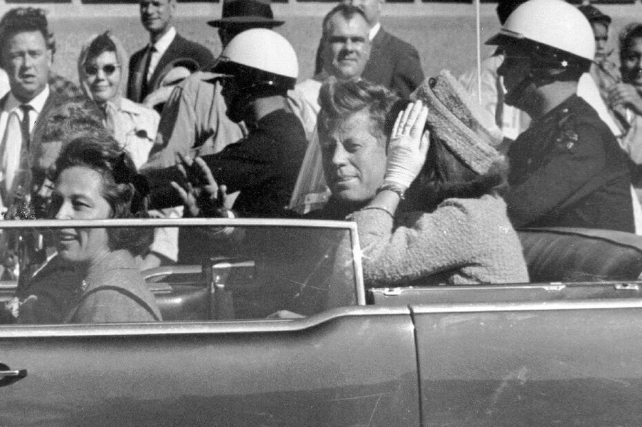 En esta foto del 22 de noviembre de 1963, el ex presidente estadounidense John F. Kennedy saluda desde su auto en una caravana en Dallas, Texas. (ARCHIVO AP)