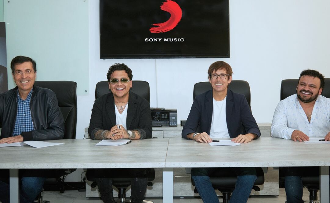 Junto a su padre y manager, Jaime González, posó junto a Roberto López y Alex Gallardo, presidentes de Sony Music México, U.S. Latin, respectivamente. 