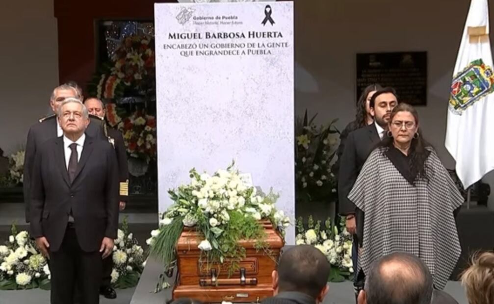 AMLO rinde homenaje de cuerpo presente a Miguel Barbosa en Puebla