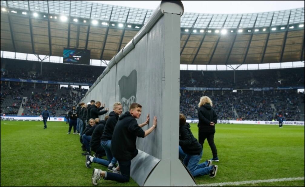 Aficionados alemanes derriban un simbólico “Muro de Berlín”