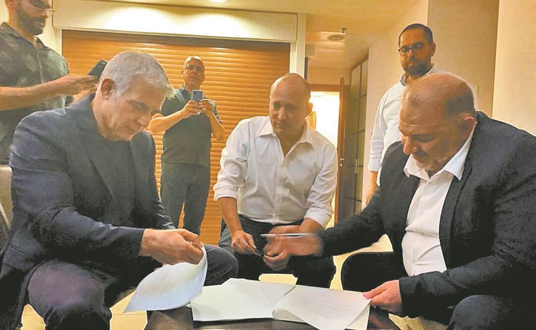 Lapid (izq.) con los líderes de dos partidos de la coalición, en Tel Aviv. Foto: AFP.