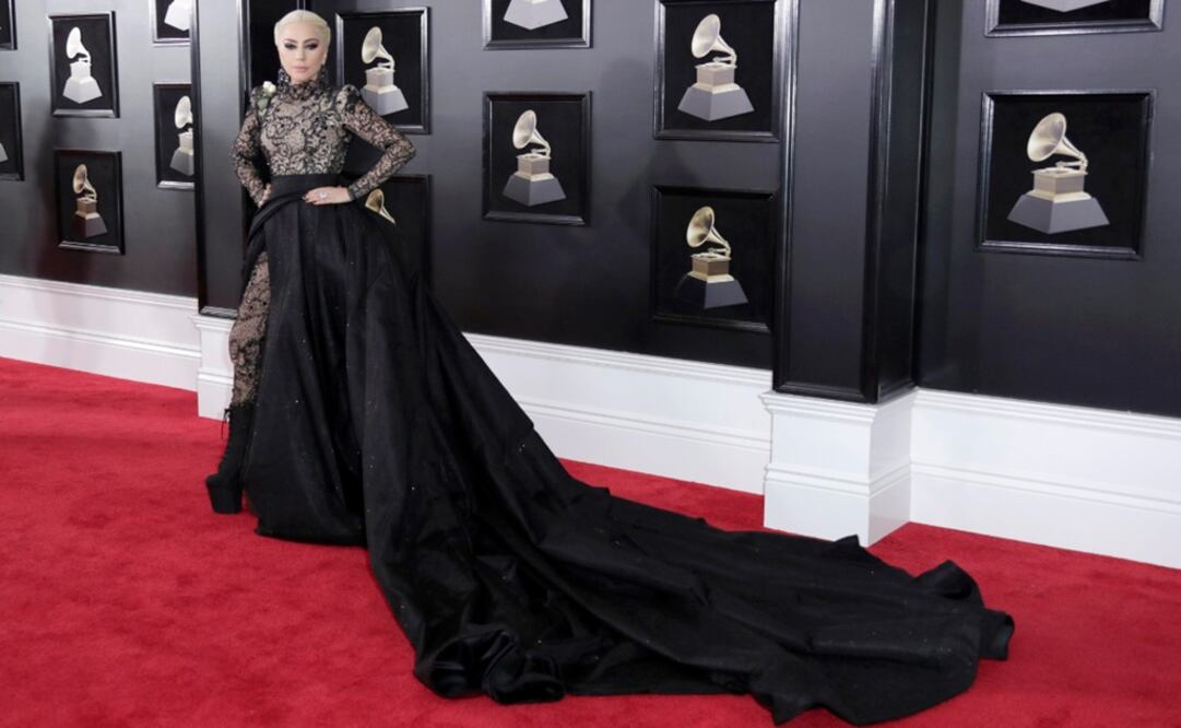 Lady Gaga fue una de las primeras famosas en desfilar por la alfombra roja del Madison Square Garden. Dejó ver unas rosas blancas para protestar contra el acoso. Usó un vestido Armani Privé  FOTO: EFE