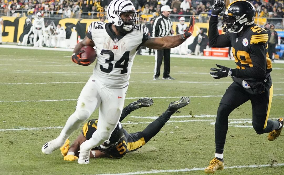Samaje Perine evadiendo a Myles Jack de Pittsburgh / Foto: AP