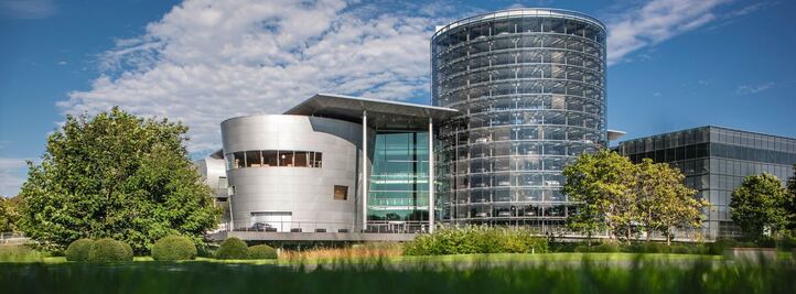 La fábrica de autos hecha de cristal