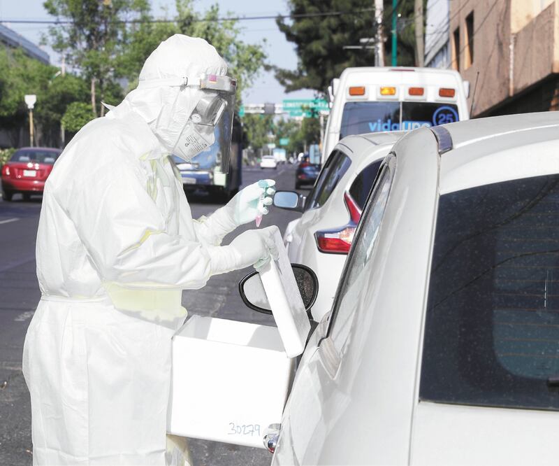 En México se realizan 0.4 pruebas para detectar el contagio de coronavirus por cada mil habitantes, mientras que en los países que más reactivos efectúan, como Islandia, se hacen 134.9, en Luxemburgo, 64.5, y en Estonia, 36.9. ADRIANA HERNÁNDEZ. EL UNIVE 