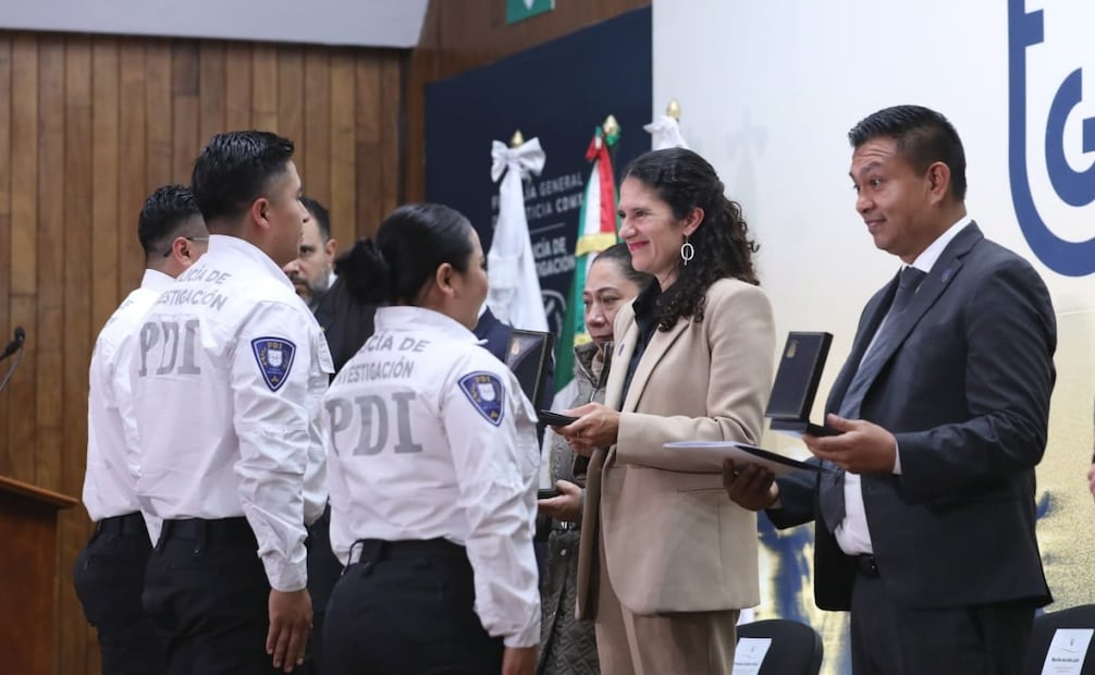 Reconocen a detectives en el 106 aniversario de la Policía de Investigación.
Foto: Especial.