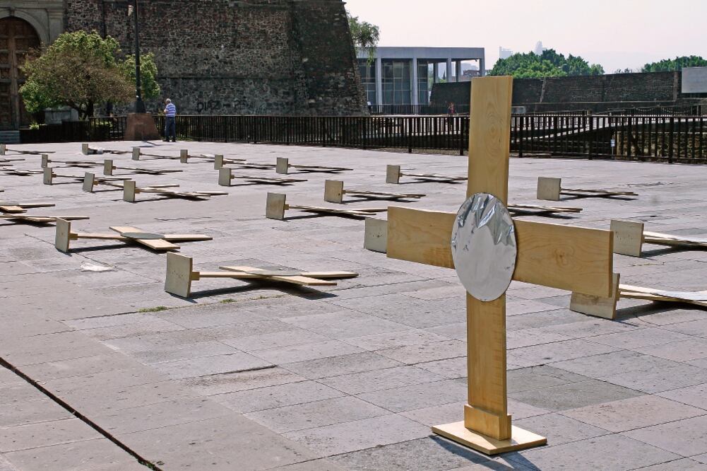 La obra Deseos consiste en la instalación de 40 cruces en la Plaza de las Tres Culturas (JENIFER NAVA. EL UNIVERSAL)