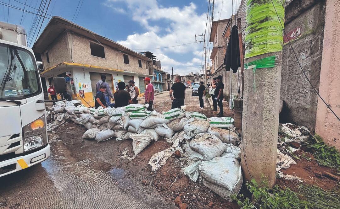 Elementos de corporaciones estatales, federales y municipales, colocaron costales de tierra como barrera física en puntos críticos; y realizaron trabajos de limpieza en drenajes, rejillas y calles.
Foto Especial