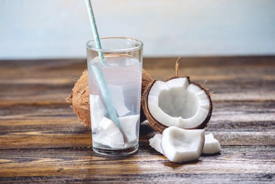 El agua de coco es una opción refrescante y relativamente saludable. Fuente: Freepik.