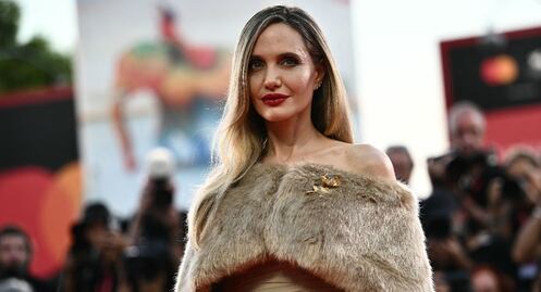 Angelina Jolie roba miradas en Venecia con su espectacular atuendo en el estreno de "María"