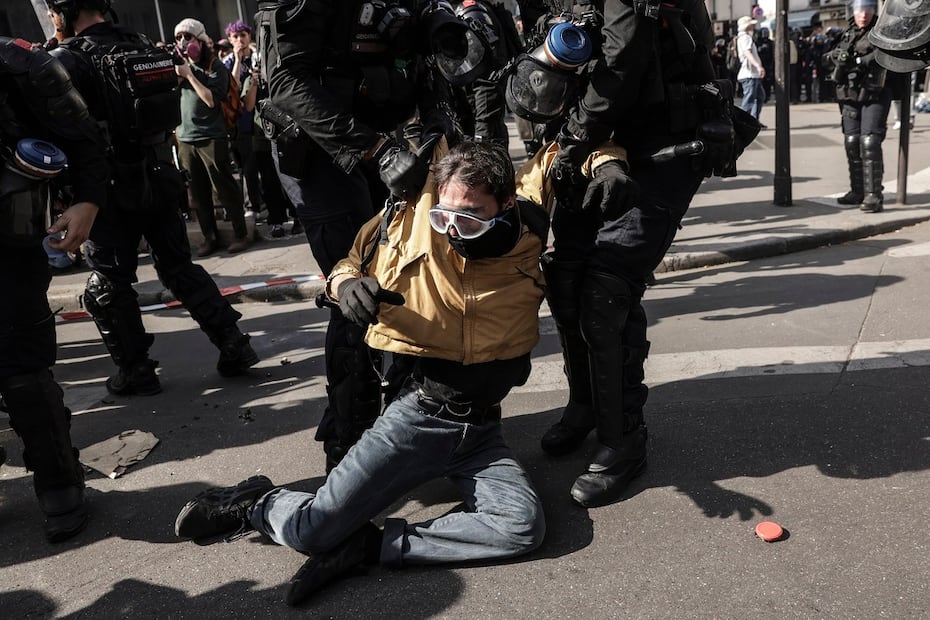 Policías antimotines detienen a un manifestante, durante las protestas por el Primero de Mayo en París. FOTO: EFE