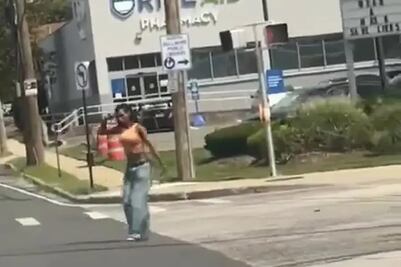 Para evitar suicidio de una mujer, policía de Nueva York la atropella