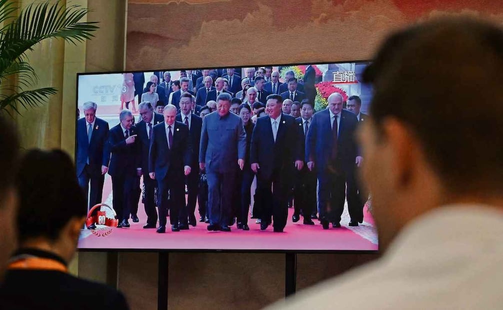 El presidente chino, Xi Jinping (centro); el líder ruso, Vladimir Putin (a la izquierda), y el dirigente norcoreano, Kim Jong-un (a la derecha), este miércoles en una pantalla antes del gran desfile militar en Beijing. Foto: Jade Gao / AFP