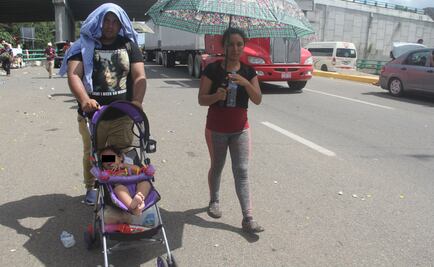 Bebé viaja con sus padres en la caravana migrante