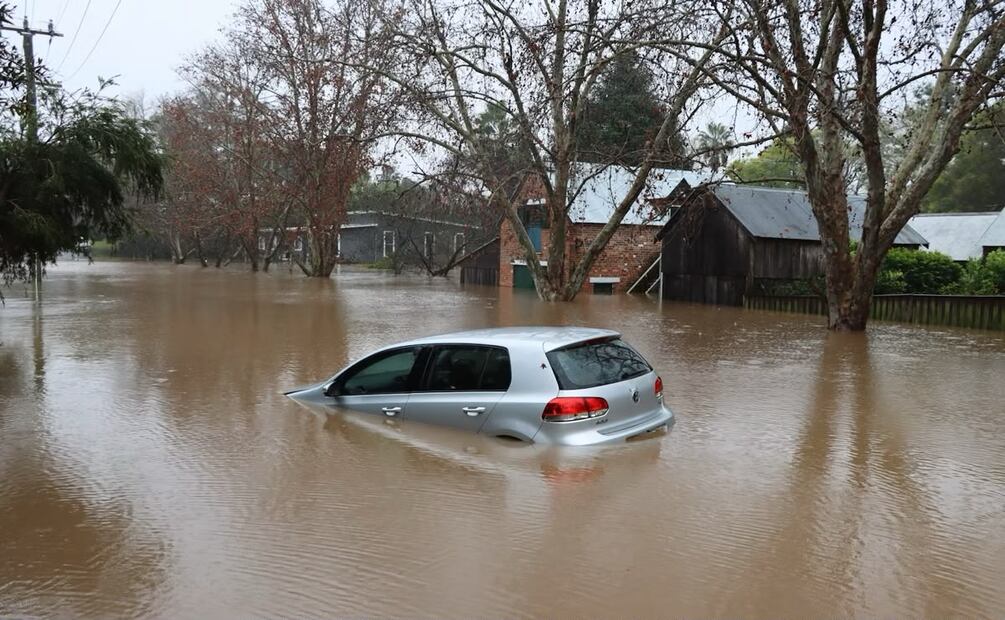 Lo primero que debes hacer si te encuentras en una inundación es ponerte a salvo e intentar no mover tu auto. Foto: Unsplash