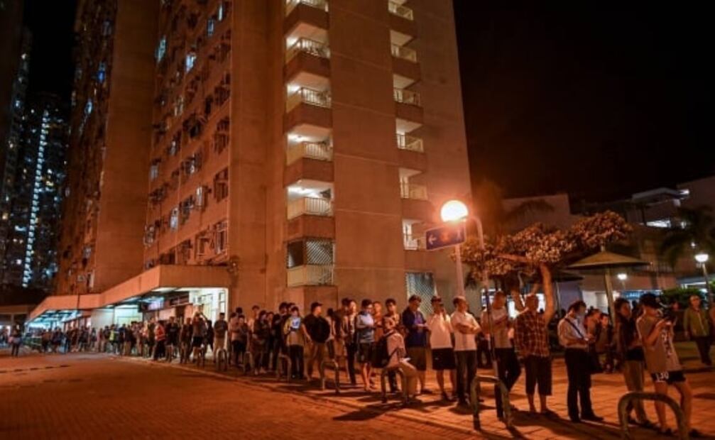 Elecciones en Hong Kong registran respuesta masiva