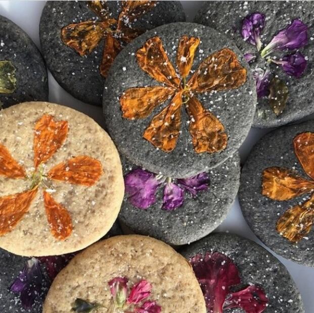 Gordita de chicharrón en forma de pan de muerto, galletas de calabaza, concha muerta y más